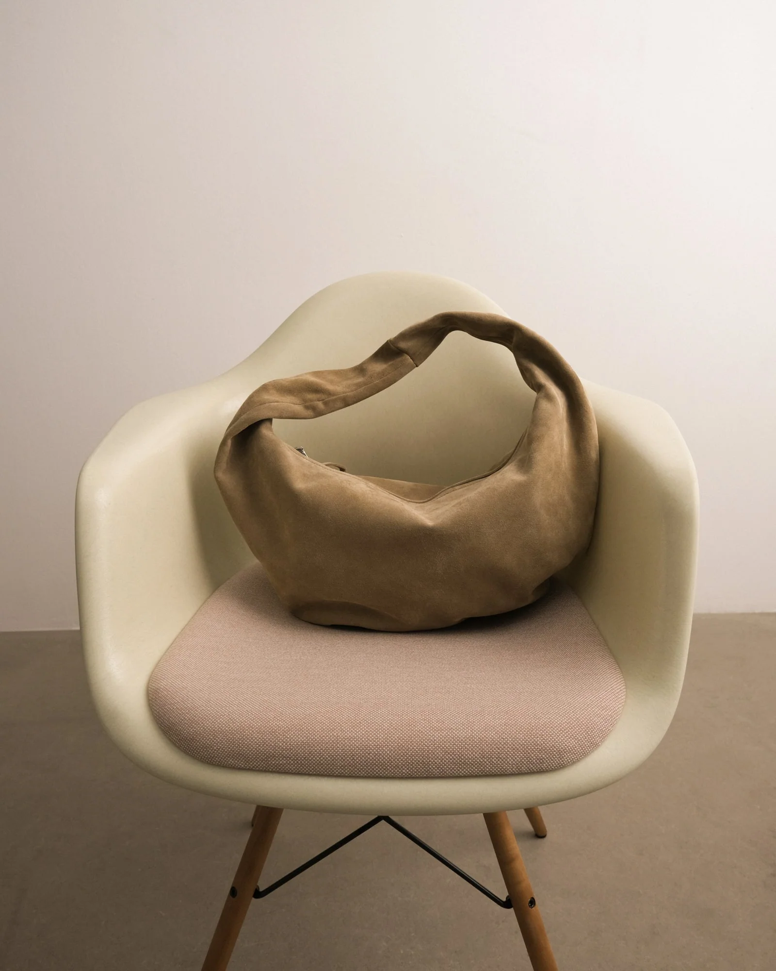 Alva Shoulder Bag Suede Sand - Image 7